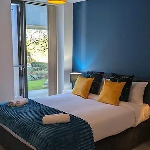 Premium Offers L Last-minute L Remigro Short Lets L 1 Bed Flat L Royal Docks L Airport & Excel L 2 Bed St Albans L Family Friendly L Near Bus Stop L Centre L Book Today With Remigro Apartment London